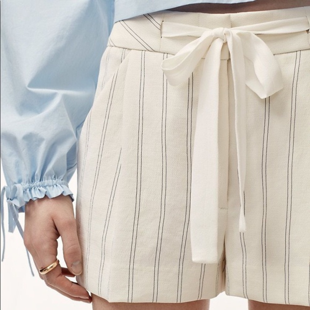 Aritzia Allegra shorts - pinstripe size 4